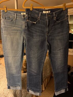 2 pair Signature Levi’s capri Jeans sz 8
